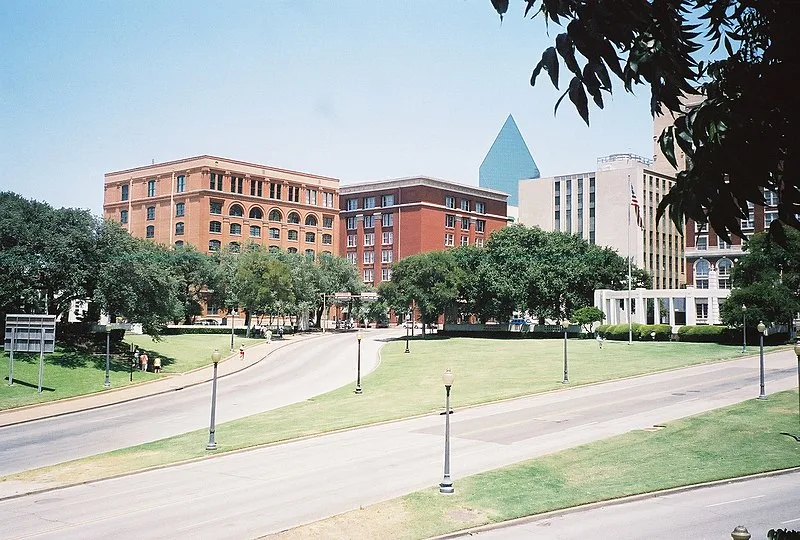 800px-dealey plaza 2003