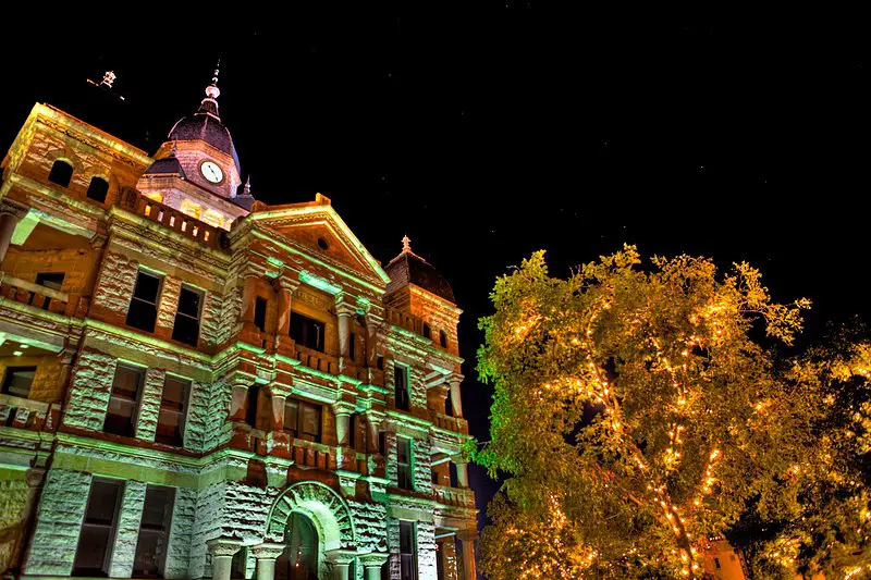 800px-denton county courthouse-on-the-square night hdr