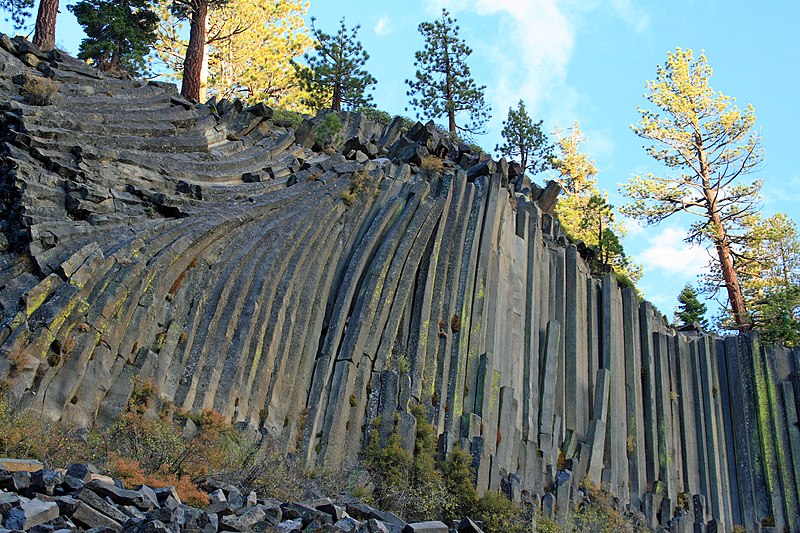 800px-devils postpile national monument near mammoth lakes