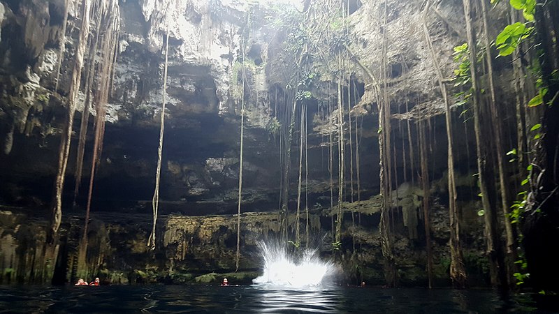 800px-diving in oxman cenote yucatan