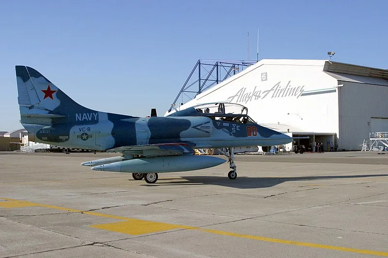 800px-douglas ta-4j skyhawk of vc-8 at oakland%2c california %28usa%29%2c on 8 april 2003 %28030408-o-9999m-001%29