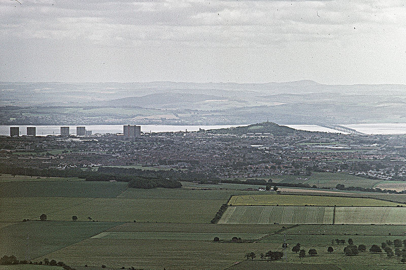 800px-dundee seen from craigowl hill in sidlaws summer 1990