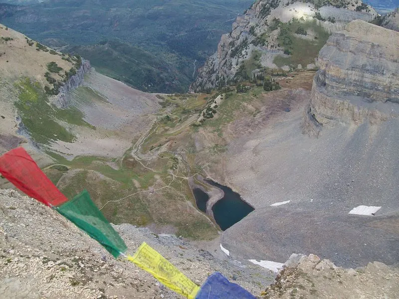 800px-emerald lake from above