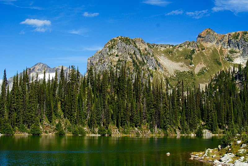 800px-eva lake%2c mount revelstoke national park