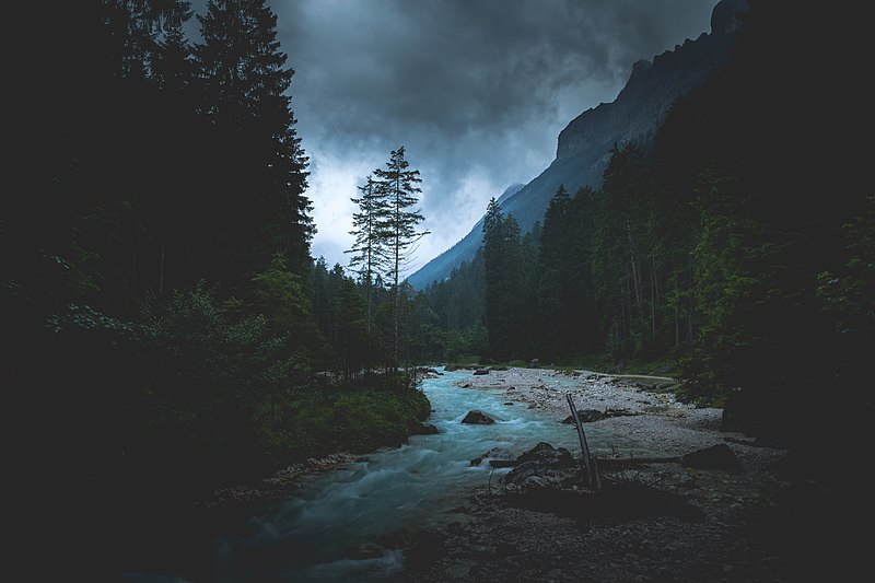 800px-evening over a bubbling stream %28unsplash%29