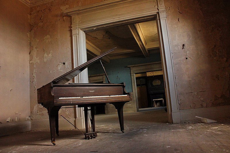 800px-forgotten piano at selma plantation mansion - flickr