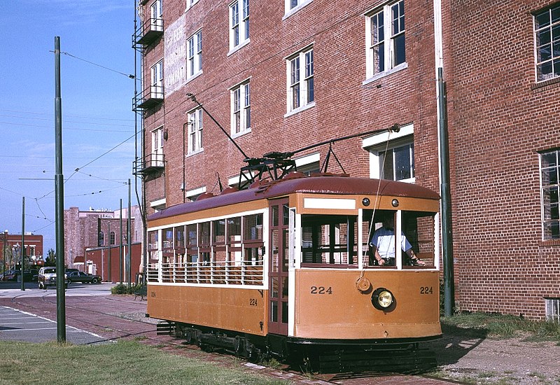 800px-fort smith birney streetcar 224 behind museum of history %281997%29
