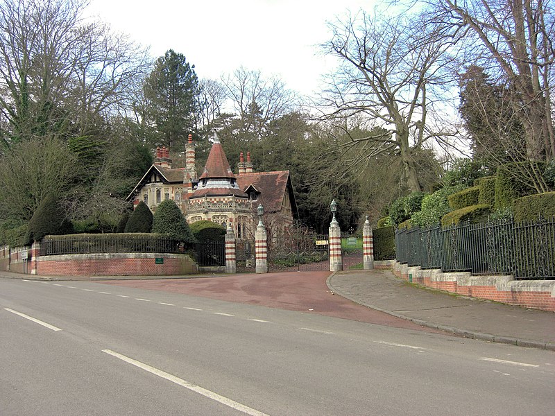 800px-friar park gatehouse - geograph.org.uk - 2819600