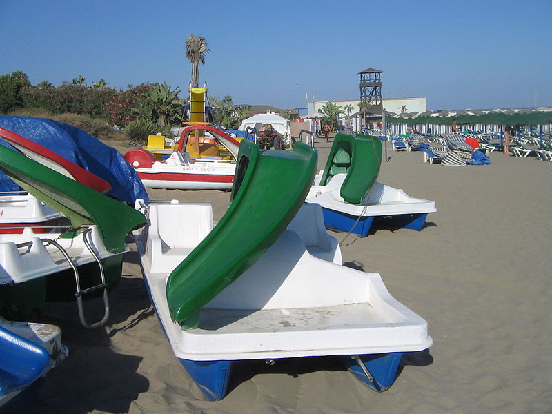 800px-funny boat at cabopino beach%2c costa del sol%2c spain 2005