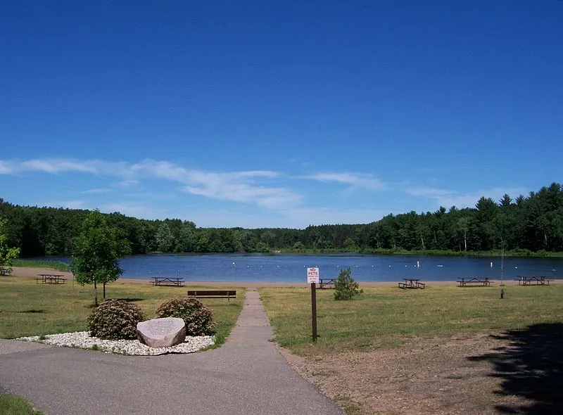 800px-hartmancreekstateparkhartmanlake