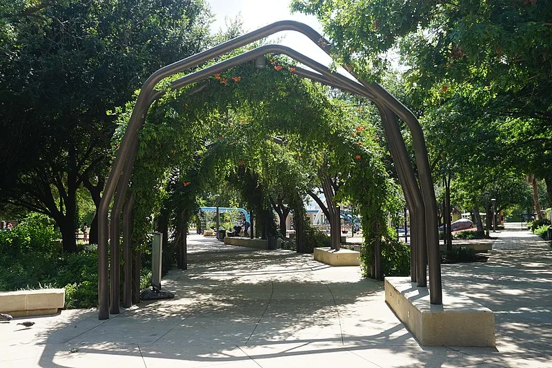 800px-hemisfair park may 2018 14 %28yanaguana garden%29