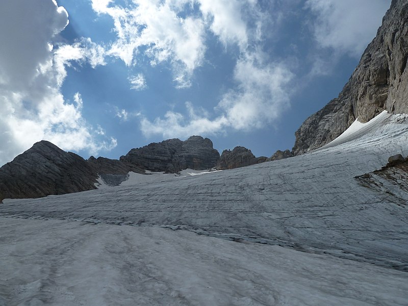 800px-hoher dachstein %282.995m%29 and niederer dachstein %282.995m%29 with hallstatt gletscher