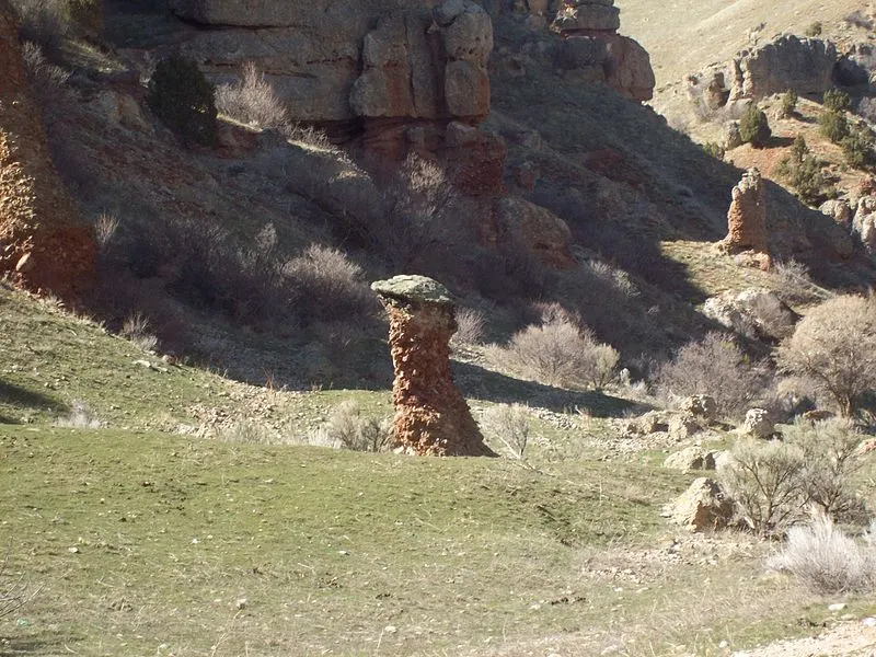800px-hoodoo in spanish fork canyon%2c apr 10