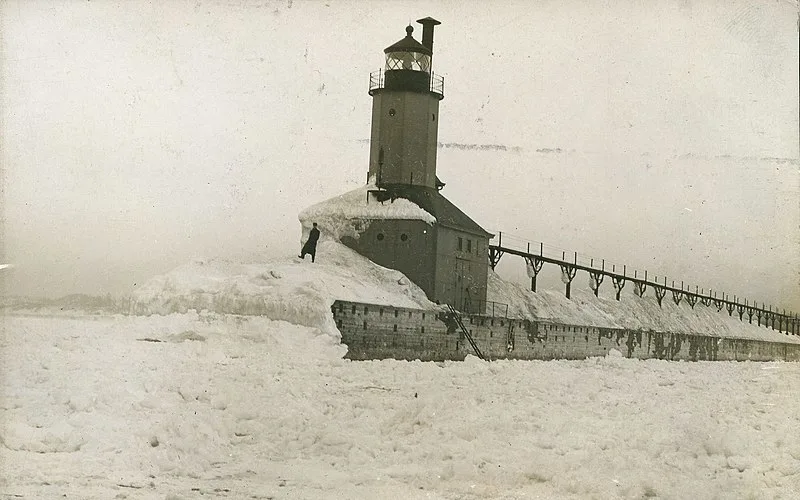800px-iced lighthouse on lake michigan%2c 1910 - michigan city%2c indiana %2849997651091%29
