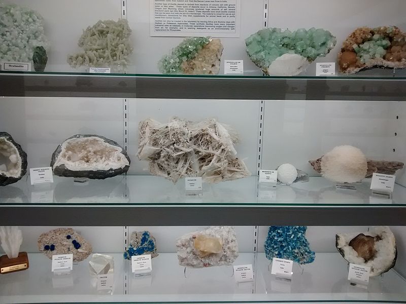 800px-items on display at the mineral and lapidary museum