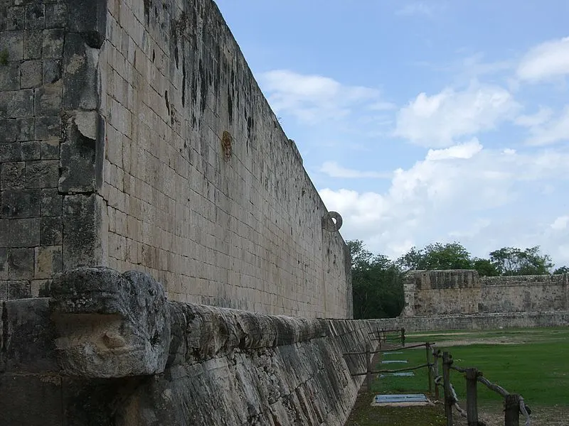 800px-juego pelota-chichen itza-yucatan-mexico0189