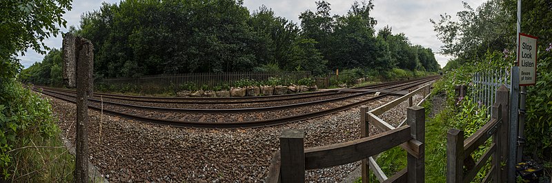 800px-kearsley park railway crossover - panoramio