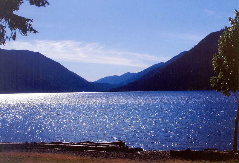 800px-lake crescent view midday