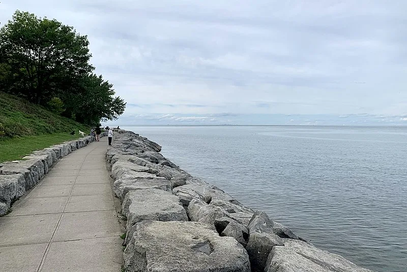 800px-lake ontario from queen%27s royal park - 4