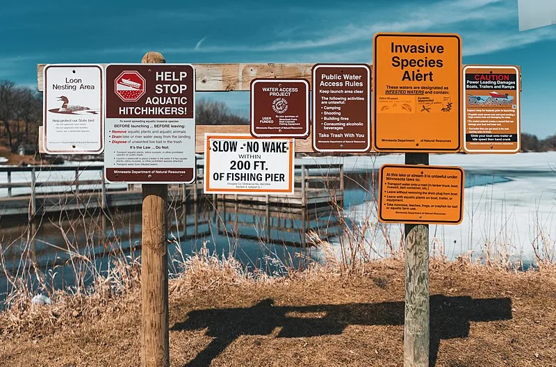 800px-lake victoria water access signs - minnesota dnr - boat launch %2826757729217%29