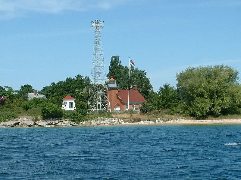 800px-little traverse lighthouse