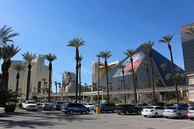 800px-luxor hotel pyramid las vegas