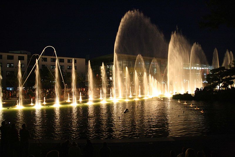 800px-magic waters in der autostadt wolfsburg