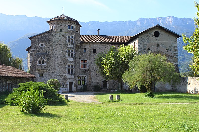 800px-manoir de la tour - le cheylas - 2011