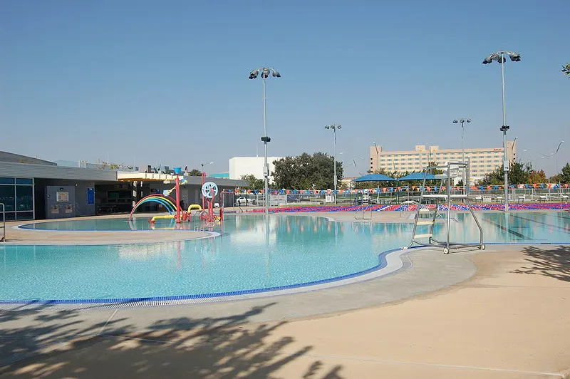 800px-mcmurtrey aquatics center zero depth pool