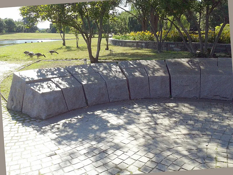 800px-memorial to the 56 signers of the declaration of independence - detail 1