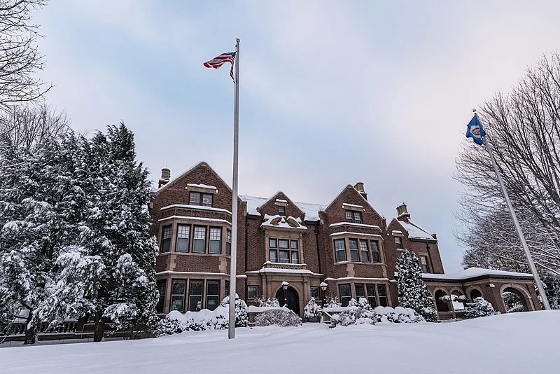 800px-minnesota governor%27s residence mansion in winter - st. paul %2838671253320%29