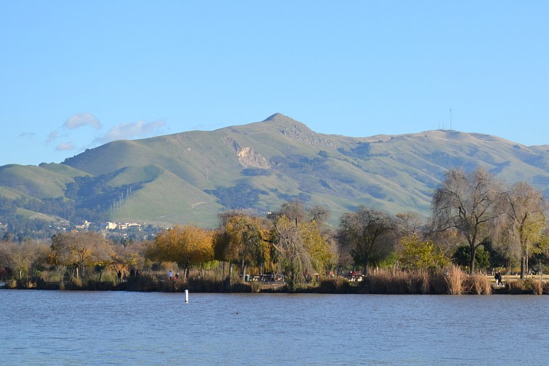 800px-mission peak over lake elizabeth%2c in fremont%2c california %28cropped%29