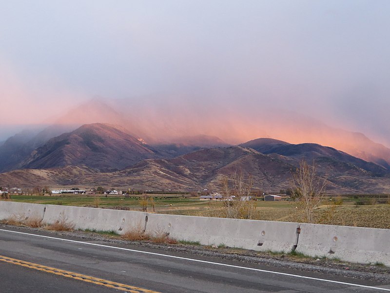 800px-misty sunset over wasatch mountains%2c u.s. route 6%2c santaquin%2c utah 2