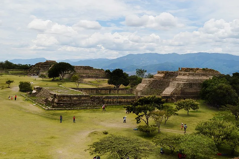 800px-monte alb%c3%a1n