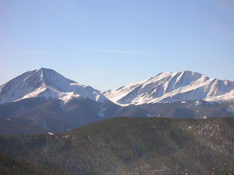 800px-mount guyot and bald mountain from keystone resort