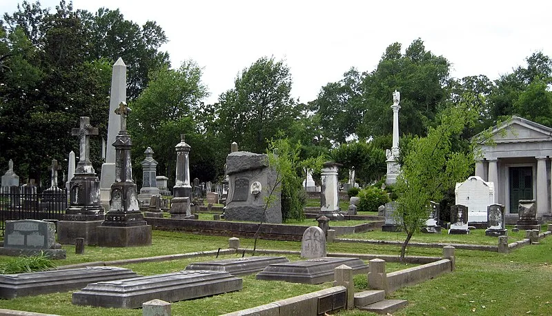 800px-mount holly cemetery 1