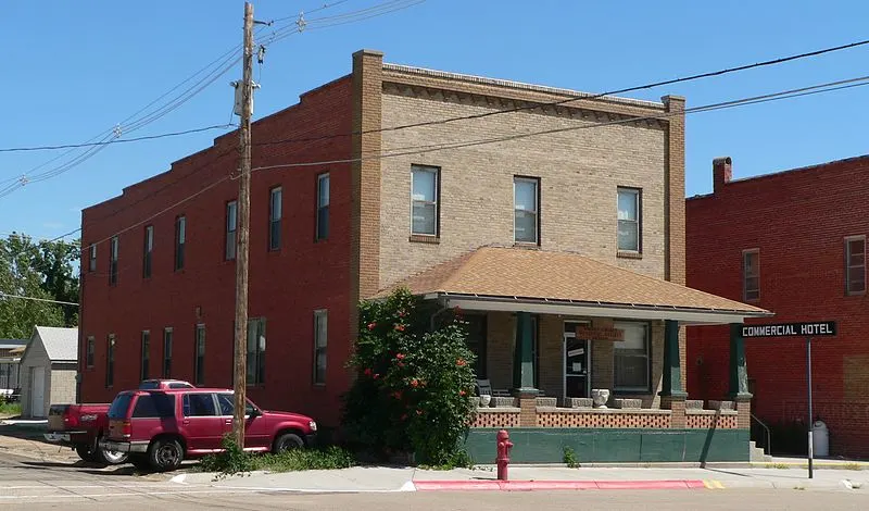 800px-mullen%2c nebraska commercial hotel from sw