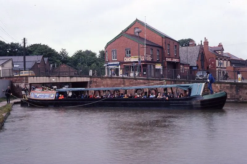 800px-narrow boat butty %27betelgeuse%27 winding hole%2c chester%2c shropshire union canal 22.7.1981 scans502 %2810430515384%29