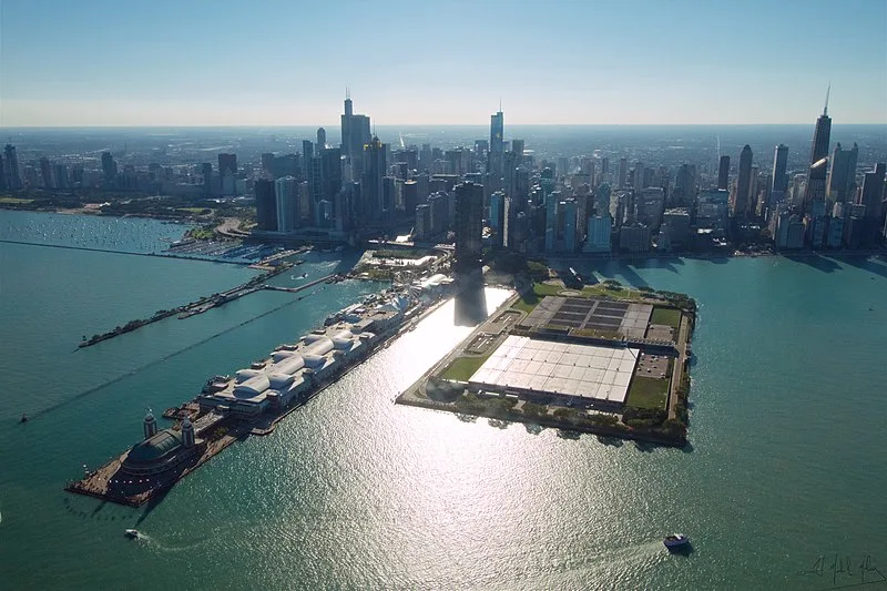 800px-navy pier and downtown %2843056598770%29