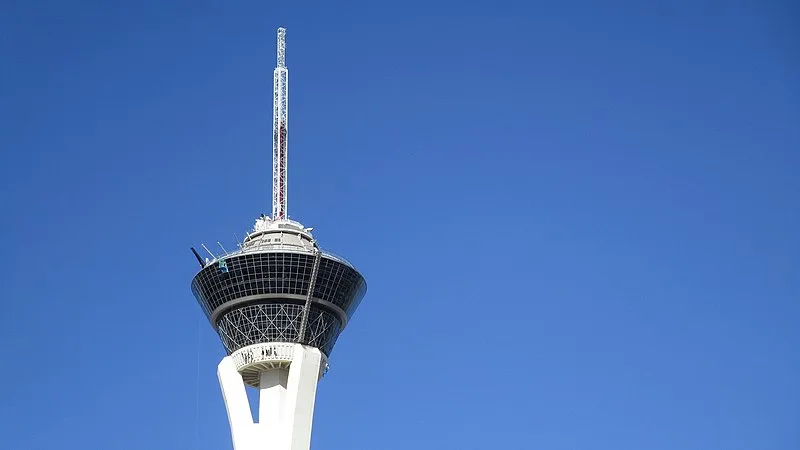 800px-nevada - las vegas stratosphere tower - the top of the tower has two observation decks%2c a revolving restaurant and four thrill rides %2849794168986%29