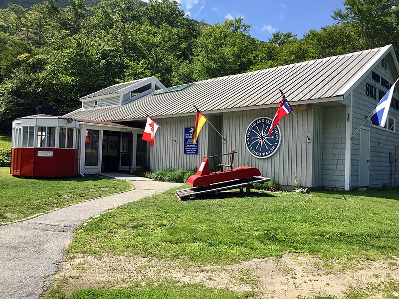 800px-new england ski museum august 2018