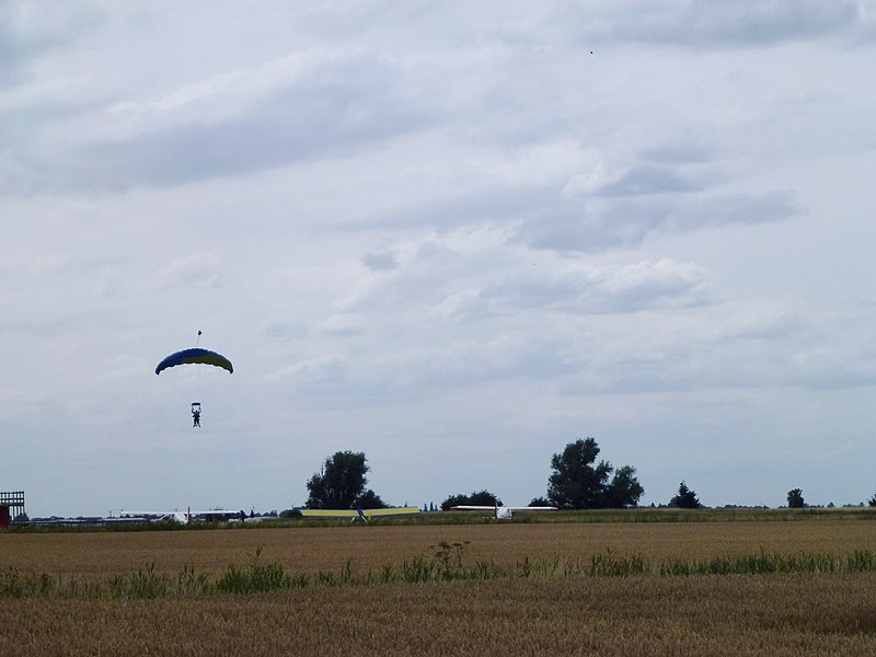 800px-north london skydiving centre - chatteris%2c cambridgeshire - geograph.org.uk - 3570923