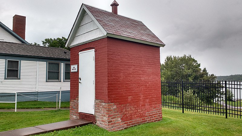 800px-oil house at the two harbors light station