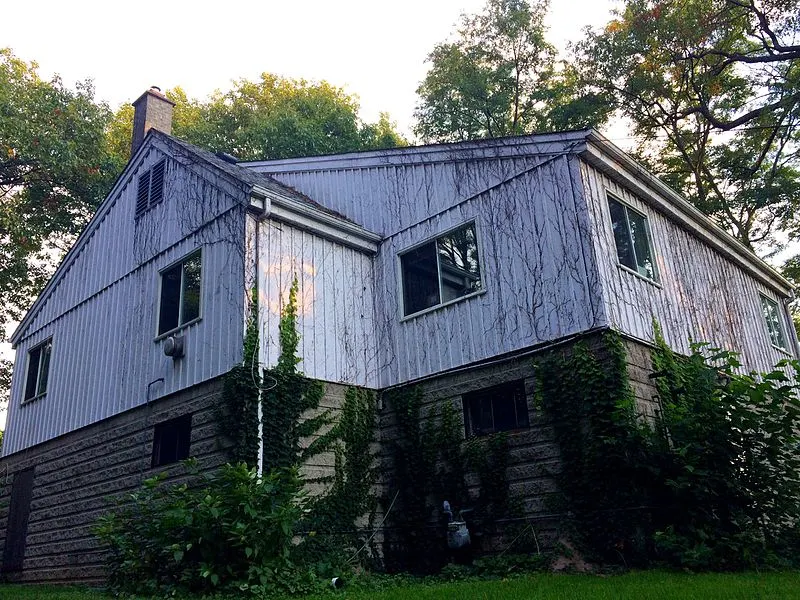 800px-old rustic home in -burlington ontario along la salle park trail %2830504234662%29