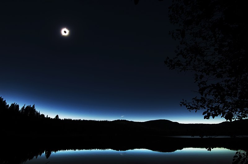 800px-olive lake eclipse %2851888973978%29