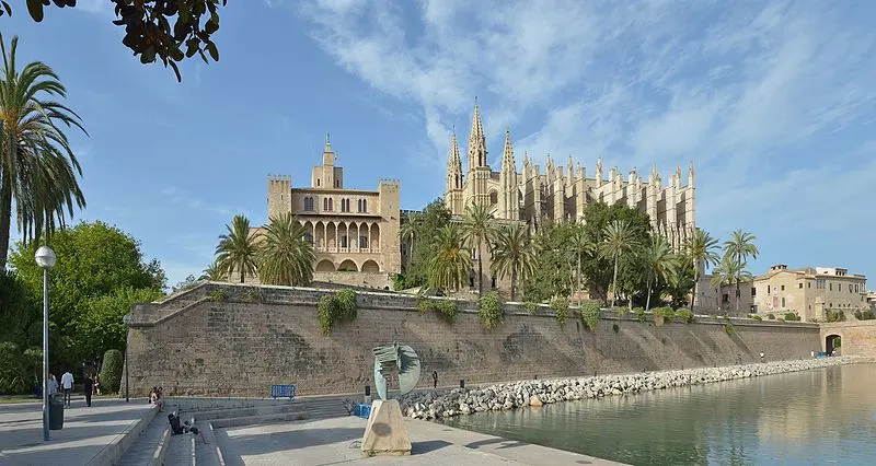 800px-palma de mallorca royal palace la almudaina cathedral