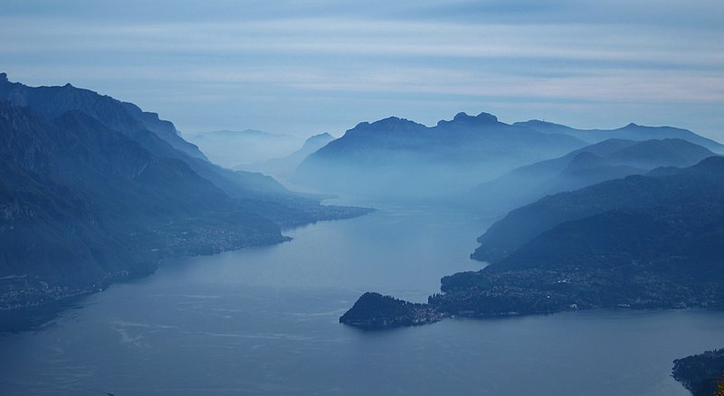 800px-panoramic view of como lake %28lago di como%29 and bellagio town%2c seen from the mountain monte grona - plesio %28como%29 2015-10-25