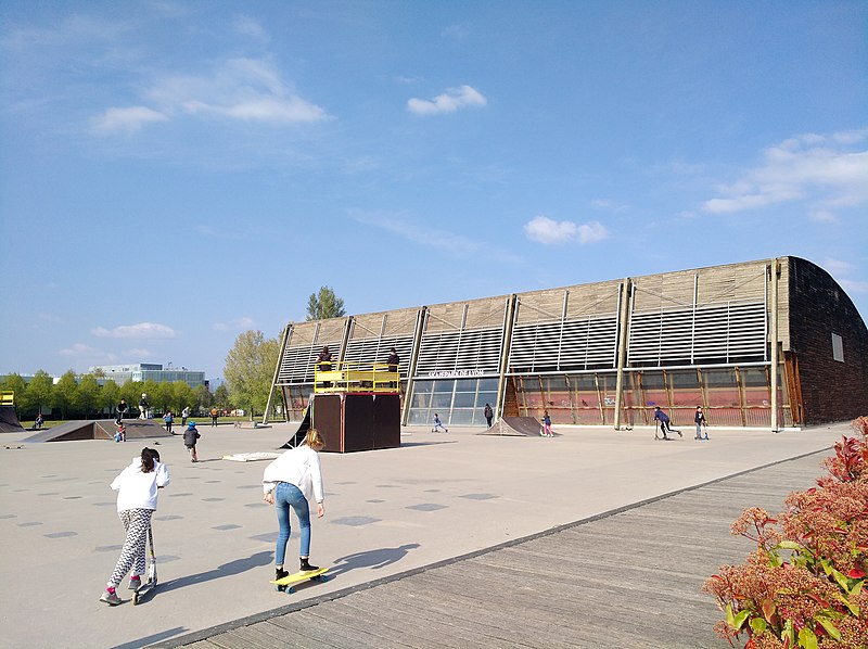 800px-parc de gerland - skatepark de lyon %28avr 2021%29
