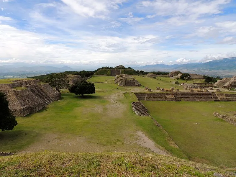 800px-patio hundido%2c monte alban%2c oaxaca