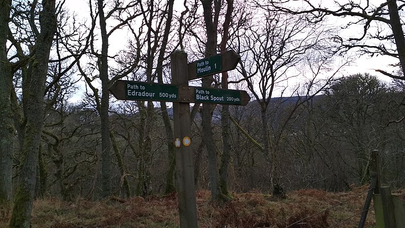 800px-pitlochry path signs